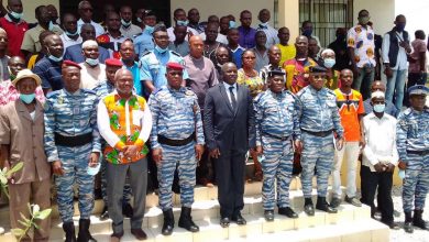 Photo of Le  Gl Alexandre Apalo Touré aux conducteurs de mototaxi à Bouaké : “Il serait mieux pour lui   de ne pas rouler sa  moto à compter du 26 avril 2021 si”