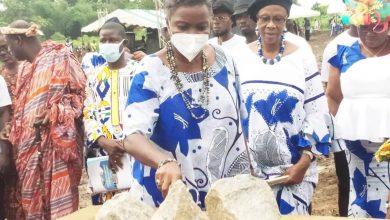 Photo of Construction d’une usine de transformation de manioc à Yassap- Jacqueline Louhouès Oble déplore: “Des membres de la génération au pouvoir dans certains villages du Lèbutu se partagent l’argent des usines”