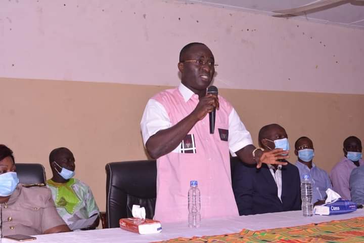 Oka Kouadio Séraphin, directeur de Cabinet du ministre de la Fonction Publique, a offert 28 motos et des sacs de riz aux chefs traditionnels .