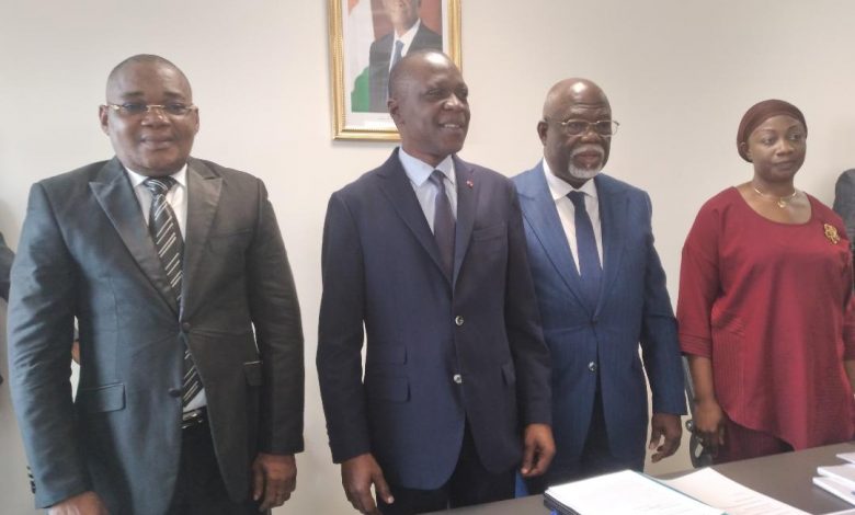 Photo of Après avoir reçu les charges des affaires maritimes de Philippe Légré : Amadou Koné s’engage à lutter contre la contrebande et la navigation sauvage dans les eaux ivoiriennes