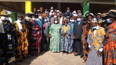 Photo of Depuis Guiglo Anne Ouloto au peuple Niamboua de Zoukougbeu: « N’acceptez pas que la politique vienne mettre en retard votre département ».