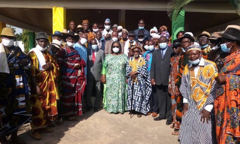 Photo of Depuis Guiglo Anne Ouloto au peuple Niamboua de Zoukougbeu: « N’acceptez pas que la politique vienne mettre en retard votre département ».