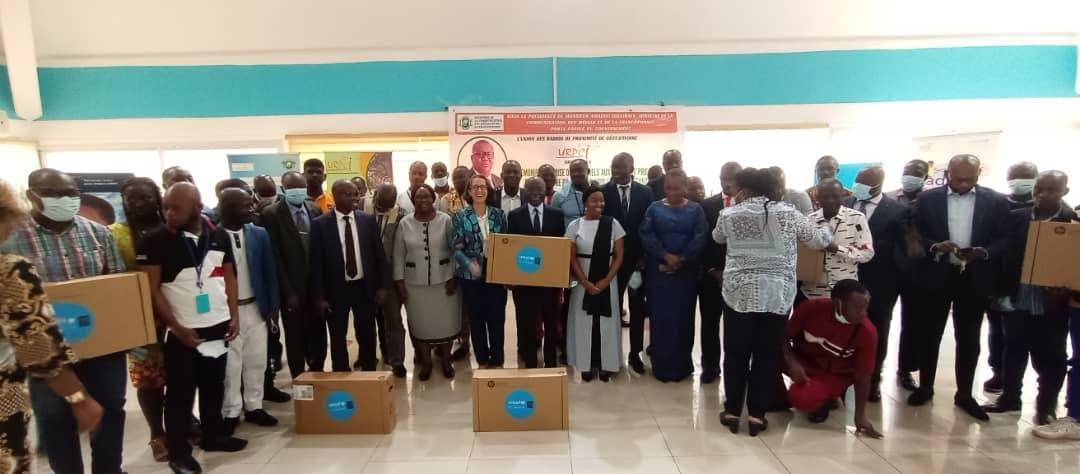 Dans le cadre du projet radio amie des enfants, l’Union des radios de proximité de Côte d’Ivoire (Urpci) a procédé à la remise de matériels