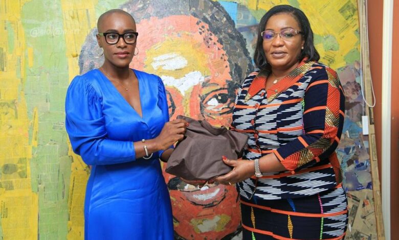 Photo of Obsèques de Léonard Groguhet- Le président Ouattara  offre 20 millions  à la famille de l’artiste