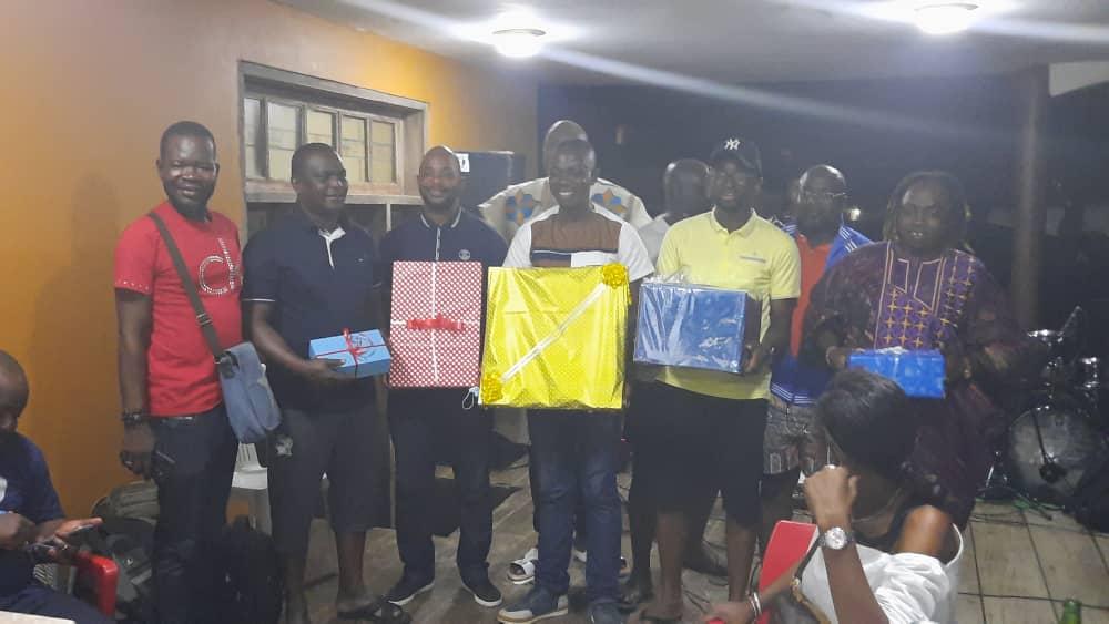 Dans la nuit du lundi 27 au mardi 28 décembre 2021, les journalistes membres de l’ONG “Confrères journalistes de Côte d’Ivoire”