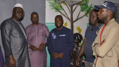 Photo of Bouaké : Fêtes de fin d’année / Le député Bema Fofana offre des poulets aux populations.