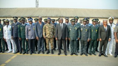 Photo of Reconnaissance de l’État de Côte d’Ivoire – 384 personnels civils et militaires du ministère de la Défense décorés