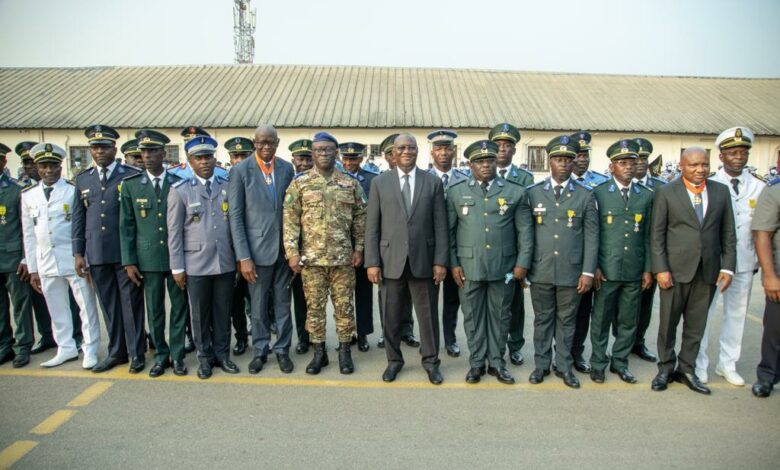 Photo of Reconnaissance de l’État de Côte d’Ivoire – 384 personnels civils et militaires du ministère de la Défense décorés
