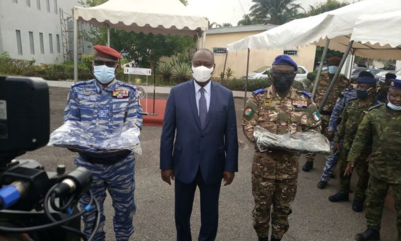 Photo of Le Ministre de la défense remet du matériel à l’armée, la réaction du chef d’État major (Côte d’Ivoire)