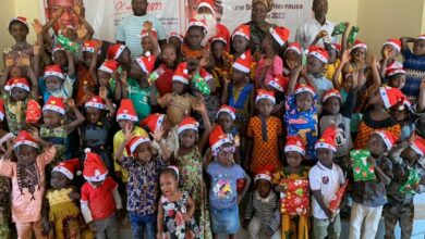 Photo of Arbre de Noël à Béoumi : Le ministre Sidi Touré couvre 400 enfants de cadeaux