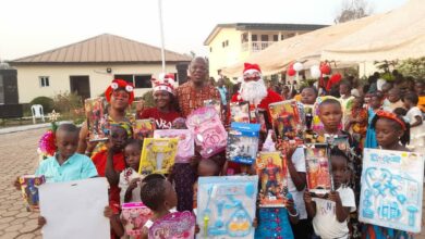 Photo of Noël à Guiglo – Anne Ouloto offre 5000 jouets aux enfants du Cavally