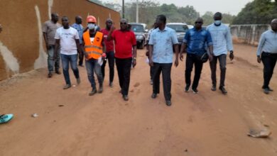 Photo of Rénovation des voies de la commune de Katiola – Thomas Camara sur le terrain pour vérifier l’état d’avancement des travaux