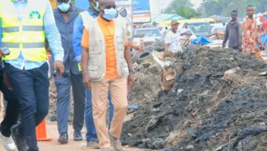 Photo of En prélude à la saison des pluies – Bouaké Fofana supervise le lancement des travaux de curage de caniveaux à Yopougon