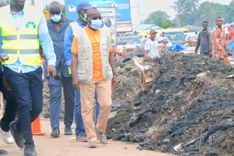 Bouaké Fofana supervise le lancement des travaux de curage de caniveaux à Yopougon, en prélude à la saison des pluies de l'année 2022,