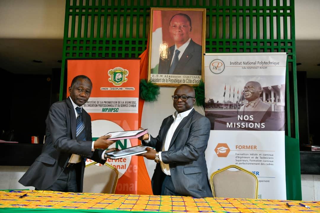 Le Ministre de la promotion de la jeunesse, de l’insertion professionnelle et du service civique Mamadou Touré et son collègue de l’enseignement