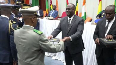 Photo of Remise de brevets et d’insignes à 18 officiers supérieurs auditeurs du CESED- Le ministre d’Etat Téné Birahima Ouattara rend hommage au premier ministre Hamed Bakayoko