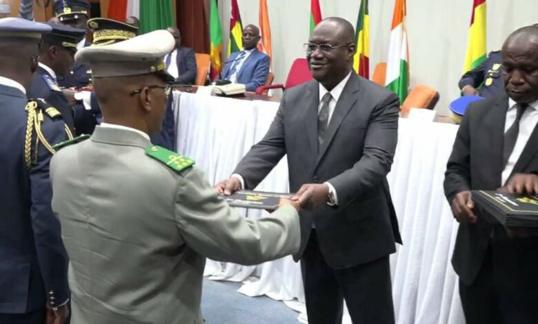 Photo of Remise de brevets et d’insignes à 18 officiers supérieurs auditeurs du CESED- Le ministre d’Etat Téné Birahima Ouattara rend hommage au premier ministre Hamed Bakayoko
