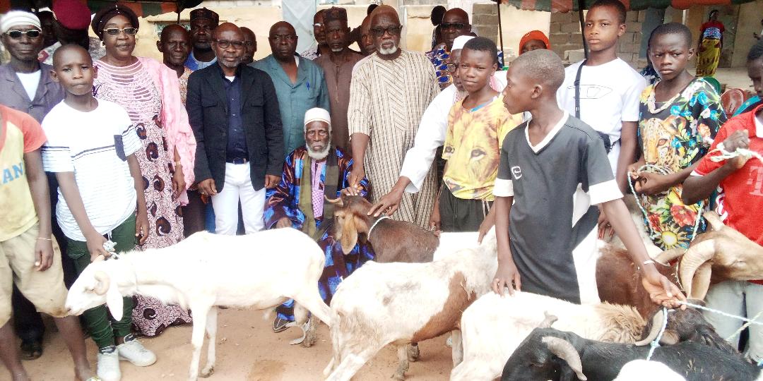 Le ministre-gouverneur du district de Yamoussoukro a offert le mercredi 6 juillet 2022 des béliers à une cinquantaine de familles démunies