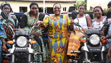 Photo of Cavally -Anne Ouloto offre du matériel agricole et de salubrité aux localités de Doké et Zagné
