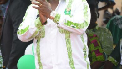 Photo of Daoukro -Révision de la liste électorale 2022 : Akoto Olivier offre 1.000 timbres aux populations