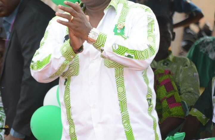 Photo of Daoukro -Révision de la liste électorale 2022 : Akoto Olivier offre 1.000 timbres aux populations