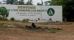 Un fumoir découvert en plein cœur du lycée moderne 2 de Bouaflé. Selon le proviseur dudit établissement, cette situation est connue et sue