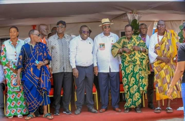 Photo of Koumassi-Raymond N’Dohi et Pierre Magne en Rhdp devant des militants