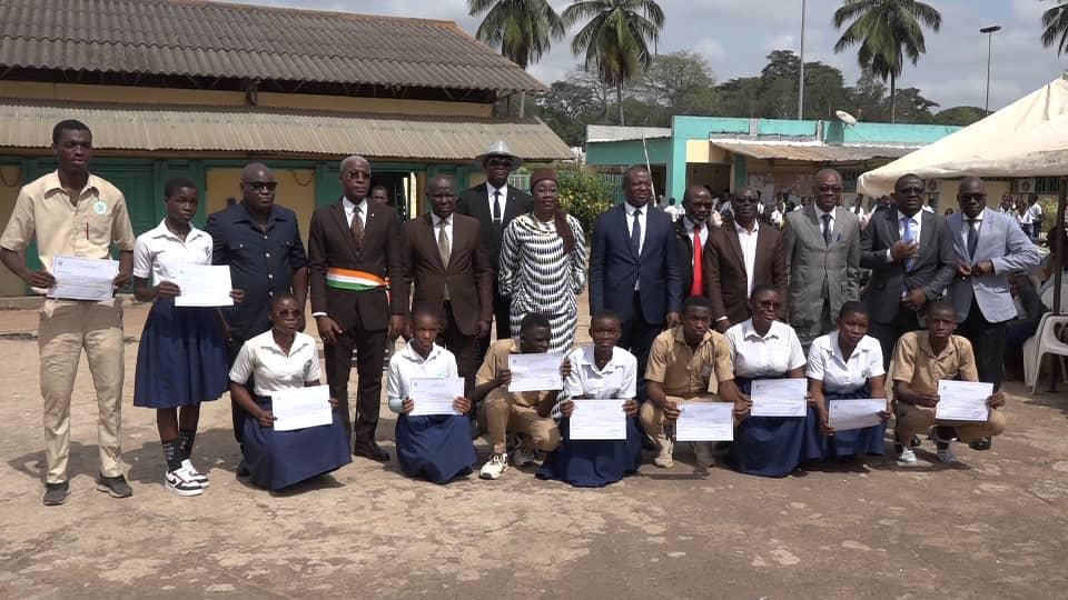 Le conseil du District autonome de Yamoussoukro a procédé, le mercredi 1er mars 2023 à la remise à plus d’un millier d’élèves et étudiants