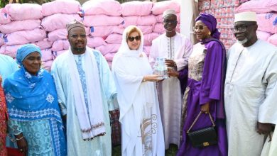 Photo of Après les dons à la communauté chrétienne nationale- Les musulmans reçoivent les dons de la Première dame Dominique Ouattara