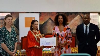 Photo of Digitalisation de la culture ivoirienne :5 casques virtuels remis à la ministre Françoise Remarck