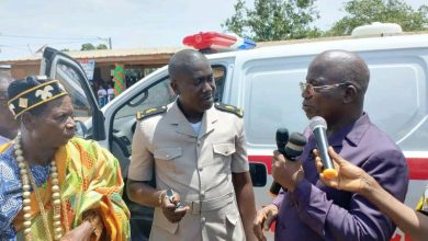 Photo of Jacques Assahoré remet une ambulance médicalisée à Diéviessou