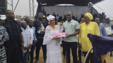 Photo of Bingerville -Le Maire Issouf Doumbia couvre de cadeaux des femmes de sa commune