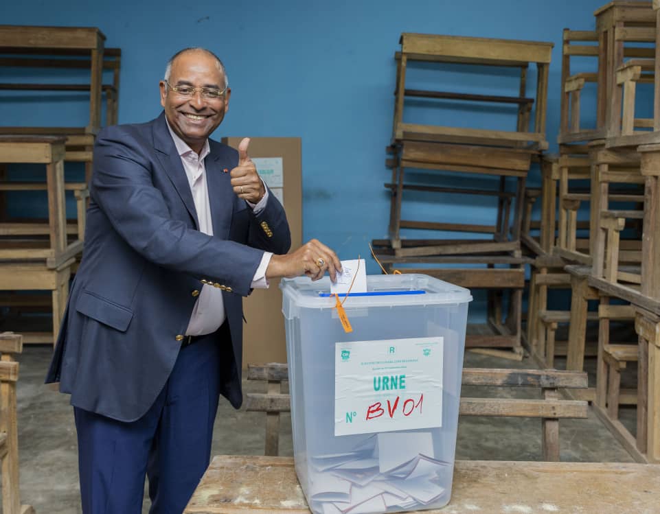 Le Premier Ministre ivoirien Patrick Achi a voté pour les élections régionales couplées aux municipales ce samedi 2 septembre 2023 à Adzopé.