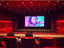 On ne va ni au cinéma, ni encore au théâtre et pas assez dans les bibliothèques. Pour le théâtre, les acteurs essaient de nous faire croire