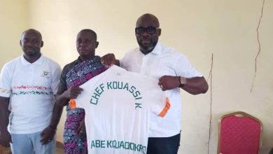 Photo of Mobilisation autour de la CAN 2023-Koffi Bertin distribue des maillots à Botro