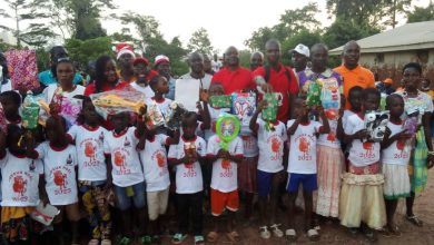 Photo of Noël à Guiglo-Anne Ouloto donne le sourire à plus de 1250 enfants