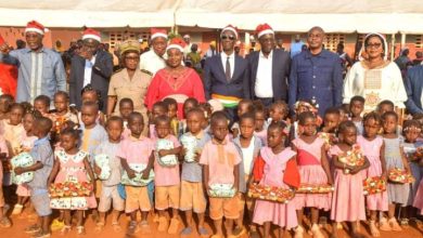 Photo of Arbre de Noël-Dr Raymonde Goudou Coffie « gâte » 300 enfants de Kokumbo