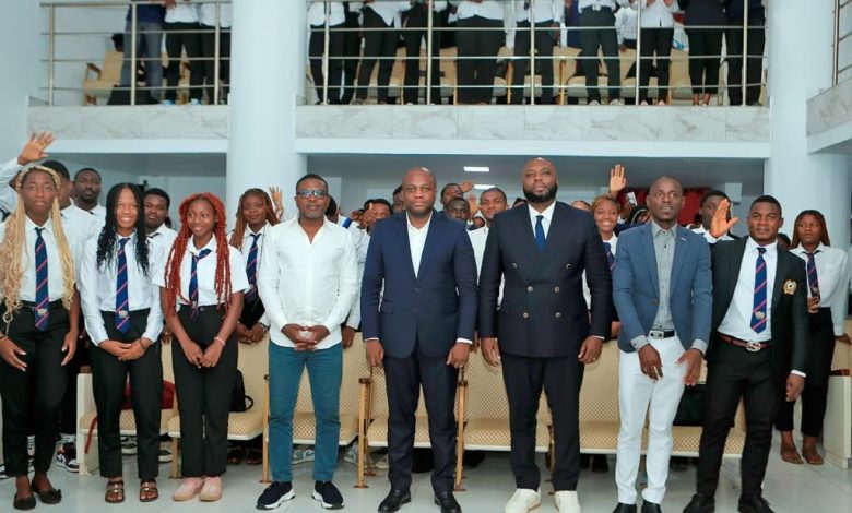 Photo of Caravane des bibliothèques –   Dr Konadjé offre une centaine de livres