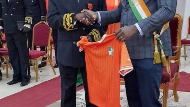 Photo of Can 2023 à Bouaflé – Le député Koné Issiaka offre des maillots au corps préfectoral et des tickets à la population
