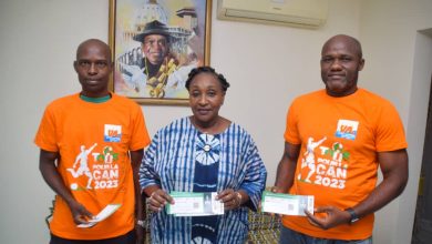 Photo of CAN 2023/ Côte d’Ivoire- Sénégal: Dr Raymonde Goudou Coffie offre des tickets et des tee-shirts aux populations du District Autonome des Lacs
