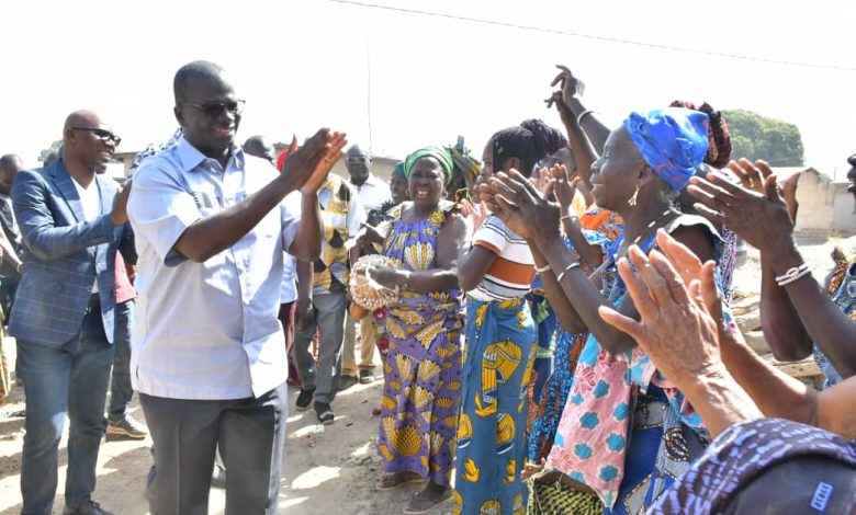 Photo of DÉPARTEMENT DE KATIOLA : LE DÉPUTÉ-MAIRE THOMAS CAMARA PRÉSENTE SON BILAN  ET SA NOMINATION AU FER À SES PARENTS