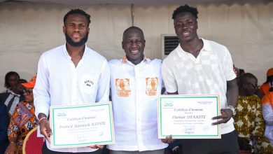 Photo of Yopougon : Adama Bictogo décerne le diplôme de Citoyen d’honneur à Kessié et Diakité