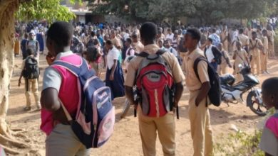 Photo of Bouaké- 10 tables-bancs pour 60 élèves: Les cours perturbés au lycée moderne Nimbo hier