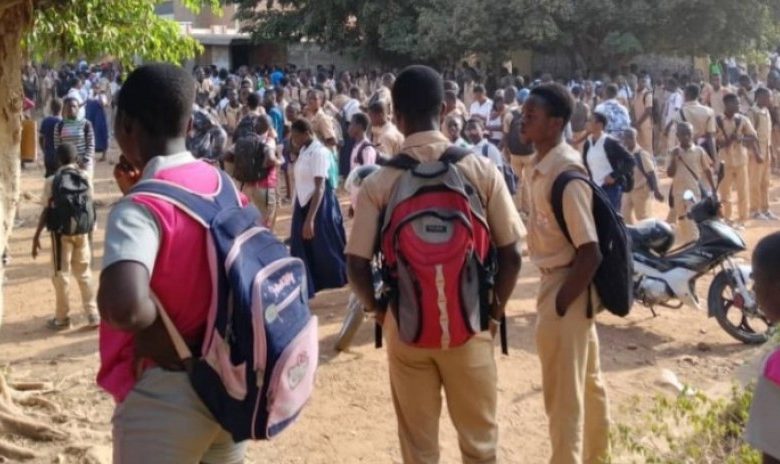 Photo of Bouaké- 10 tables-bancs pour 60 élèves:     Les cours perturbés au lycée moderne Nimbo hier