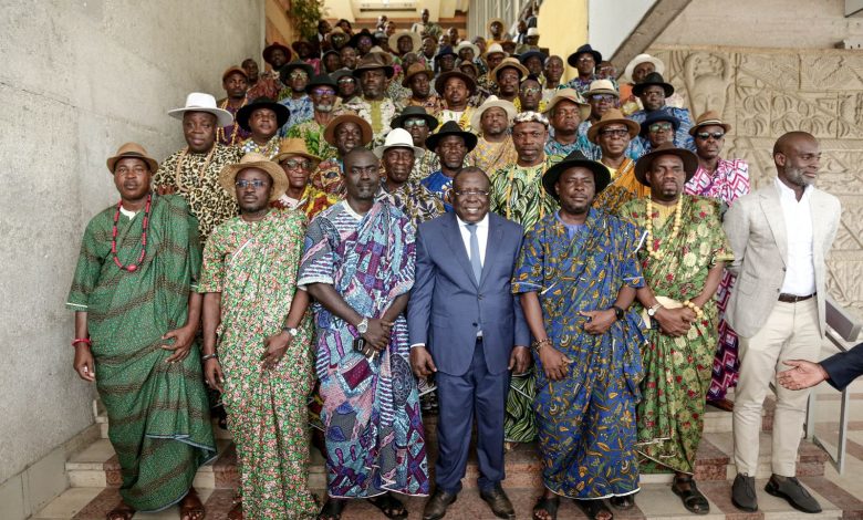Photo of Appui aux gardiens de la tradition dans le district autonome d’Abidjan-  Bacongo Cissé en cohérence avec les actions du chef de l’État en faveur de tous les rois et chefs traditionnels de Côte d’Ivoire