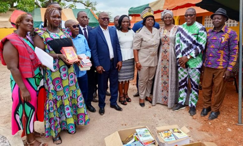 Photo of Niakaramadougou : L’Association des écrivains offre des livres aux jeunes filles