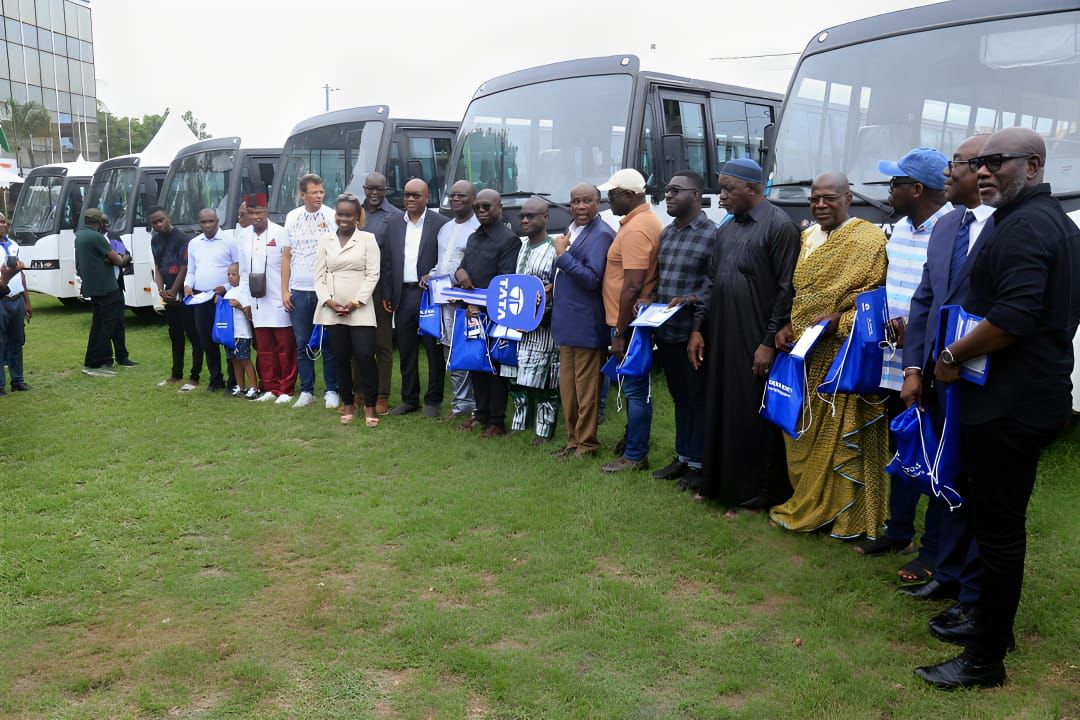 Le jeudi 11 avril 2024, la Fédération Ivoirienne de Football (FIF) a organisé une cérémonie de remise de 13 mini-cars aux clubs de Ligue 1