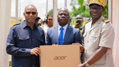 Photo of Enrôlement dans le District du Denguélé – Me Adama Kamara offre des équipements informatiques à l’administration