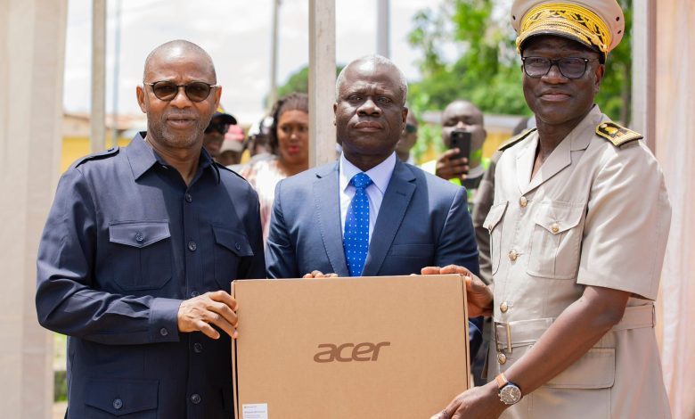 Photo of Enrôlement dans le District du Denguélé –  Me Adama Kamara offre des équipements informatiques à l&rsquo;administration