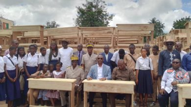 Photo of Établissements scolaires de Haut-Sassandra : Mamadou Touré remet 10 000 tables-bancs et 288 650 kits scolaires
